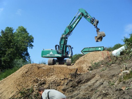 Bergung LKW und Bagger, Abtragen verseuchtes Erdreich