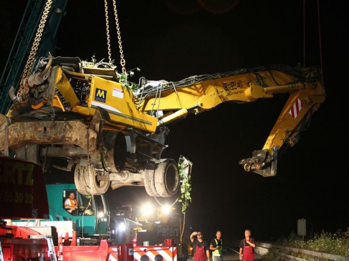 Bergung LKW und Bagger, Abtragen verseuchtes Erdreich