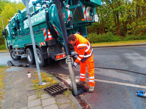 Notfall-Einsatz: Straßeneinlauf Absaugung nach Ölunfall